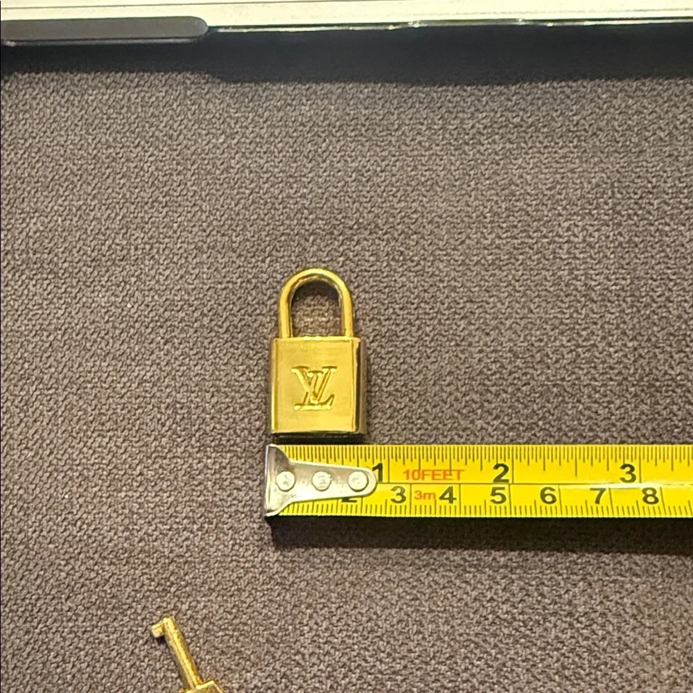 Louis Vuitton Shiny Gold Lock and Key - Picture 5 of 5